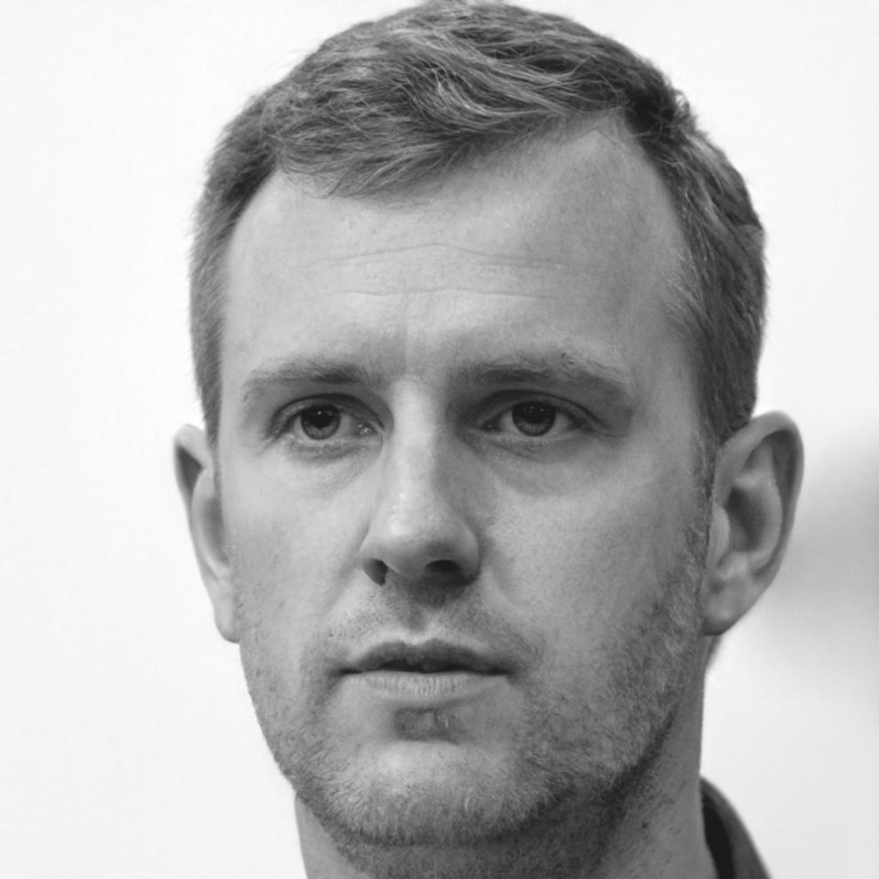 Retrato profesional de Adrián Castellanos