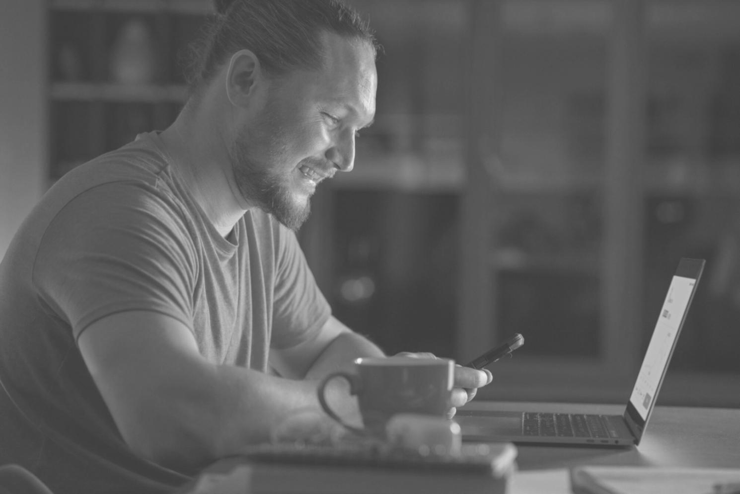 Equipo de trabajo colaborando en estrategia empresarial con documentos y laptop