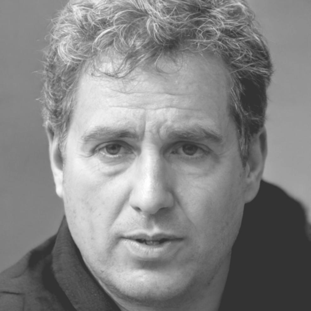 Retrato profesional de Alejandro Ruiz, especialista en diversificación empresarial