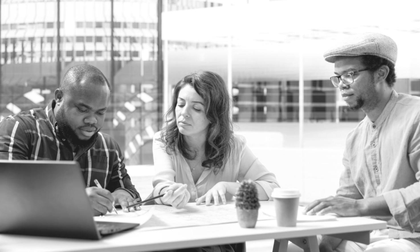 Empresarios analizando estrategias de diversificación en una sesión de trabajo colaborativo