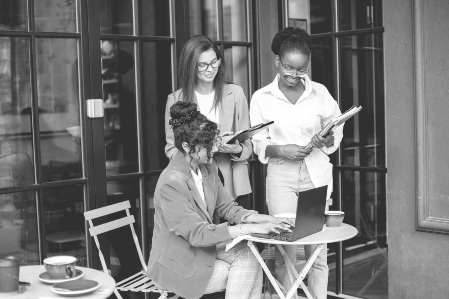 Análisis financiero y documentos de estrategia empresarial sobre mesa de trabajo