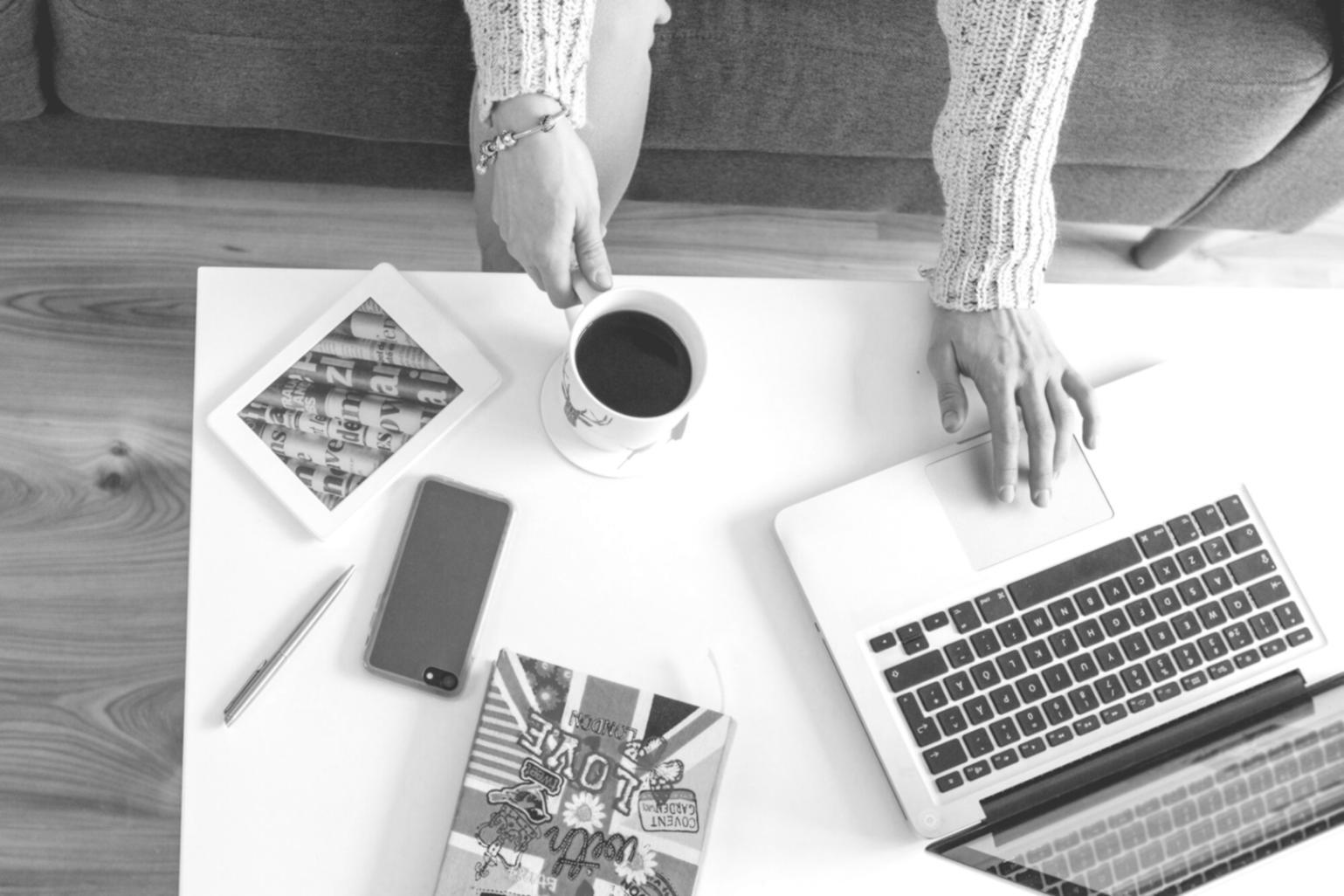 Equipo de qoravexent trabajando en estrategias de diversificación empresarial