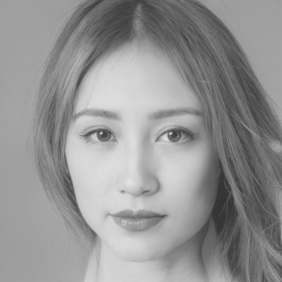 Retrato profesional de Elena Varga