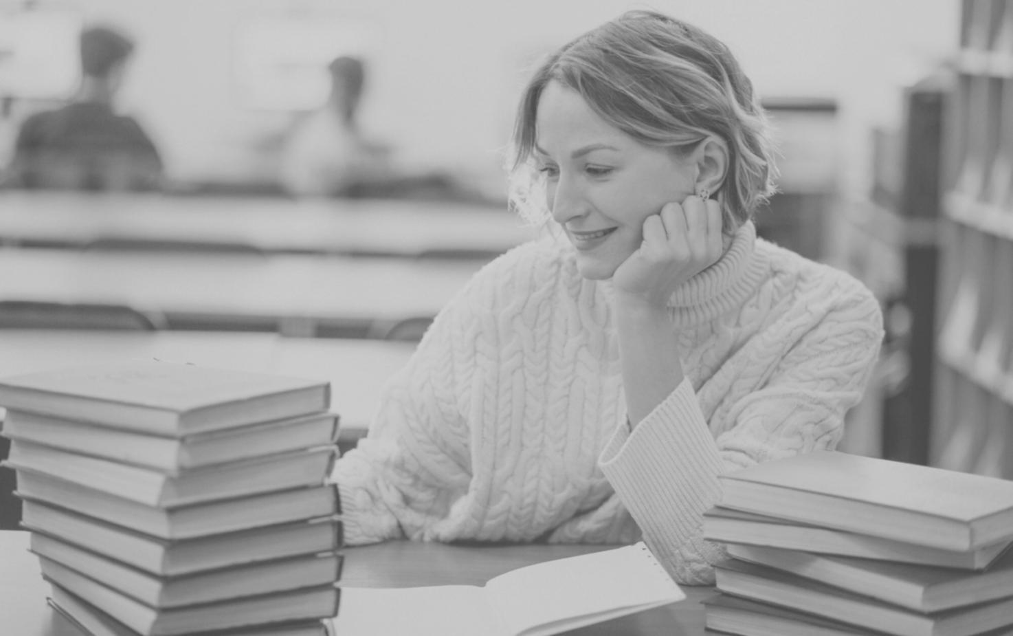 Sesión de trabajo del equipo qoravexent analizando estrategias financieras