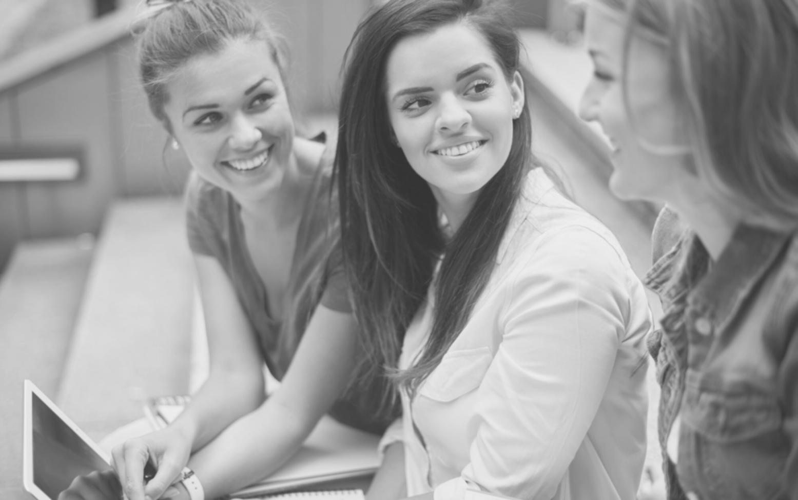 Empresarios españoles planificando estrategias de diversificación en oficina moderna