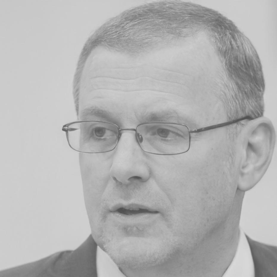 Retrato profesional de Carlos Mendoza, experto en análisis financiero empresarial